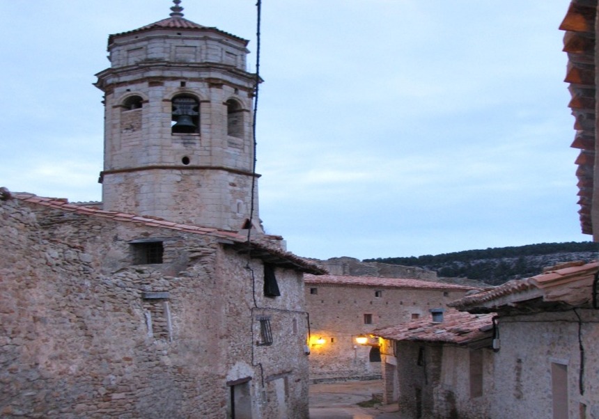 Fotografia de un municipio rural en invierno